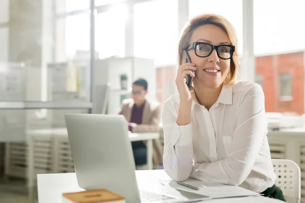 Mujer Negocios Sonriente Hablando Por Teléfono Lugar Trabajo — Foto de Stock