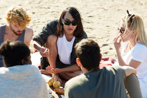 Grupo Jovens Amigos Comendo Lanche Conversando Piquenique Praia — Fotografia de Stock