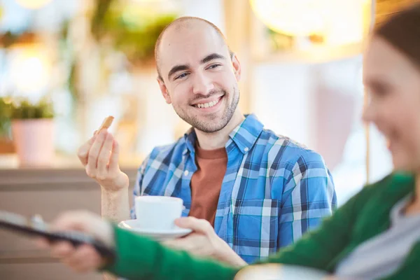 Glücklicher Mann Der Tee Mit Seiner Freundin Trinkt Während Fernsieht — Stockfoto