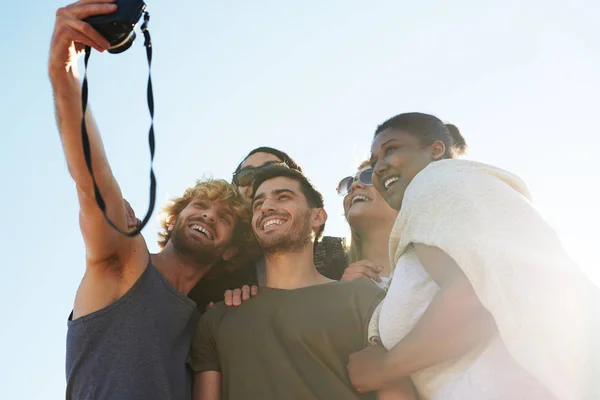 Ragazzo Con Fotocamera Fare Selfie Con Gli Amici Nella Giornata — Foto Stock