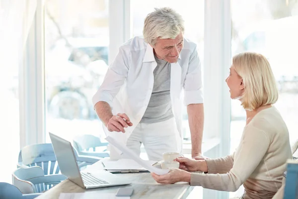 Twee Jaar Oud Collega Bespreking Van Handelspapieren Gelet Bijeenkomst Café — Stockfoto