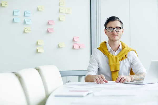 Jeune Employé Dans Smart Casual Assis Par Bureau Dans Salle — Photo