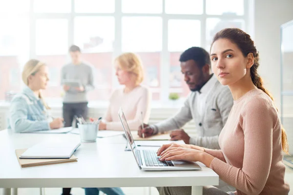 Jonge Secretaris Smart Casual Kijken Camera Tijdens Het Typen Het — Stockfoto