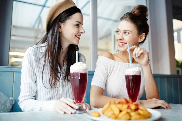 Gelukkig Jonge Vrouwen Zitten Cafe Genieten Van Smaak Van Dessert — Stockfoto