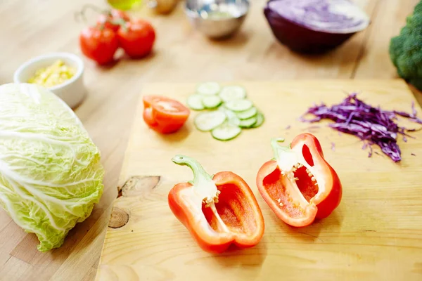 Duas Metades Capsicum Vermelho Fresco Tábua Madeira Entre Outros Ingredientes — Fotografia de Stock