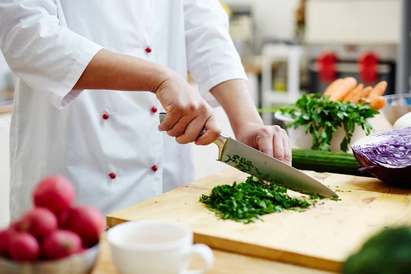Kuchař Řezu Zeleně Ostrými Profesionální Nůž Dřevěné Desce Při Vaření — Stock fotografie