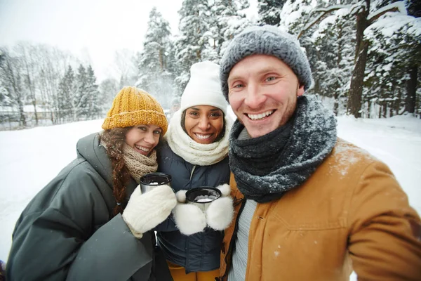Usmívající Mladí Přátelé Neformální Winterwear Zároveň Selfie Lese Při Pohledu — Stock fotografie
