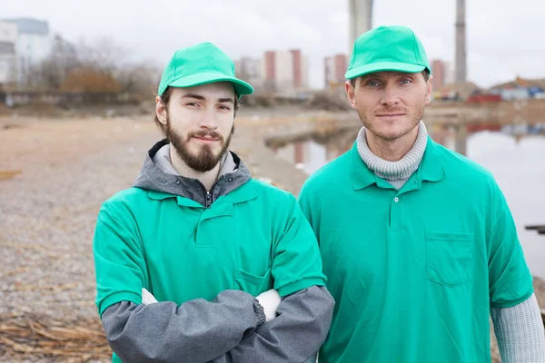 Greenpeace Volontärer Enhetlig Tittar Kameran Med Riverside Och Floden Bank — Stockfoto