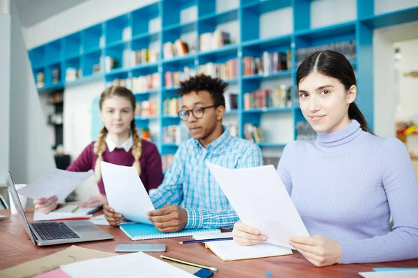 Młody Student Pewnie Papieru Jej Groupmates Siedzi Wierszu Przygotowywanie Raportów — Zdjęcie stockowe