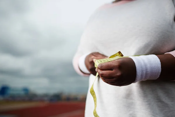 Jovem Gorda Medindo Sua Cintura Com Fita Adesiva Após Treinamento — Fotografia de Stock