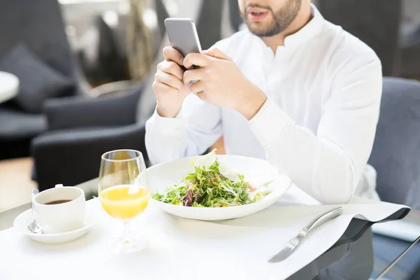 Young Entrepreneur Texting His Smartphone Served Table Fresh Salad Glass — Stock Photo, Image