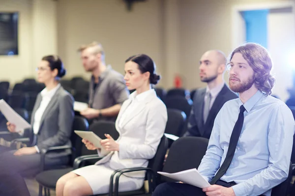 Twee Rijen Van Jonge Werknemers Met Papieren Zitten Stoelen Congreshal — Stockfoto