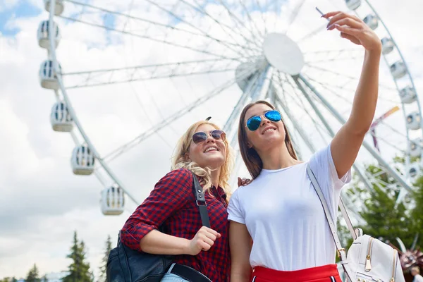 Dwie Koleżanki Szczęśliwy Okularach Słonecznych Casualwear Dokonywanie Selfie Tle Ogromny — Zdjęcie stockowe