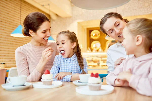 Eine Junge Mutter Füttert Ihre Tochter Mit Dessert Während Sie — Stockfoto