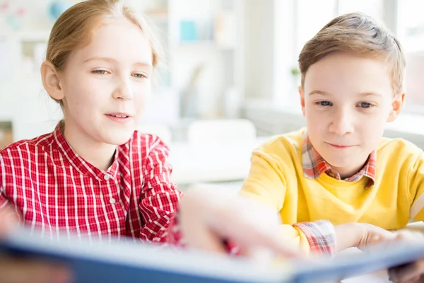 Dos Niños Inteligentes Leyendo Historia Curiosa Libro Antes Lección Literatura — Foto de Stock