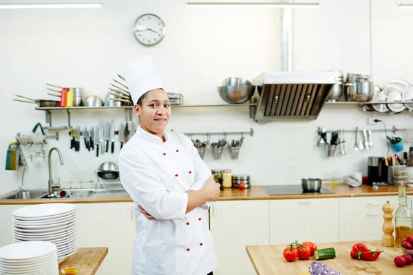 Joven Chef Profesional Uniforme Con Brazos Cruzados Mirando Cámara Cocina — Foto de Stock