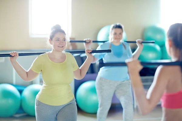 两个快乐超过大小的妇女体操酒吧做运动后 他们的教练在健身房 — 图库照片