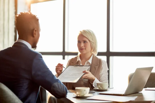 Junge Agentin Bietet Ihrem Kunden Während Eines Treffens Café Den — Stockfoto