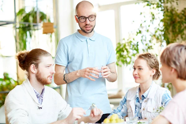 Två Unga Par Som Samlats Middag Diskutera Nyheter Och Planera — Stockfoto