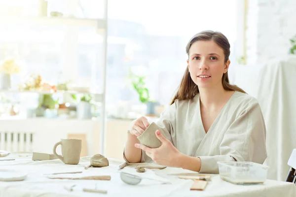 Creative Female Looking Camera Her Workplace While Making Mugs Other — Stock Photo, Image