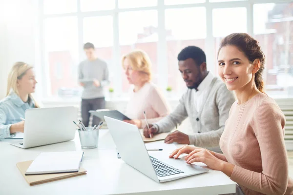 Jovem Empresária Bem Sucedida Sentada Local Trabalho Frente Laptop Trabalhando — Fotografia de Stock