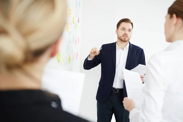 Empresário Confiante Explicando Sua Ideia Trabalho Discutir Planos Com Colegas — Fotografia de Stock