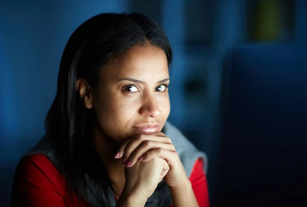 Porträtt Ung Affärskvinna Tittar Kameran Medan Arbetar Dator — Stockfoto