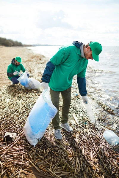 Młodych Greenpeacers Jednolite Spaceru Wzdłuż Brzegowy Zbierając Śmieci Wykorzystania — Zdjęcie stockowe