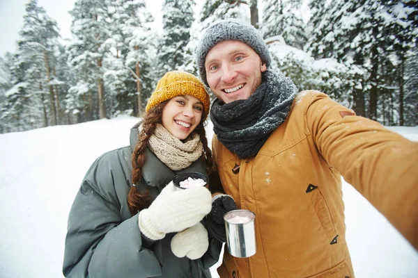 Jovens Datas Felizes Winterwear Fazendo Selfie Floresta Inverno — Fotografia de Stock