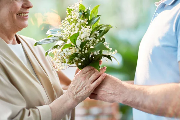Bando Flores Brancas Sensíveis Mãos Cônjuges Seniores Como Símbolo Amor — Fotografia de Stock