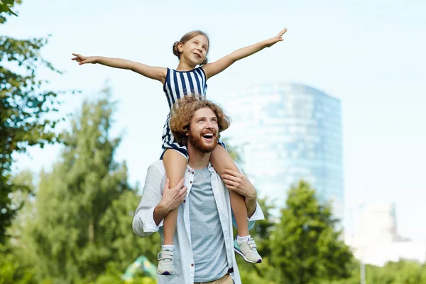 Lycklig Liten Flicka Med Utsträckta Armar Sitter Far Axlar Promenad — Stockfoto