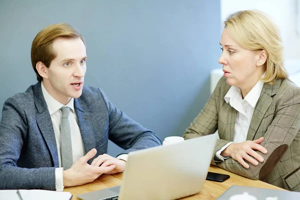 Affärsmän Diskuterar Vid Bordet Affärsmannen Och Affärskvinna Som Arbetar Team — Stockfoto