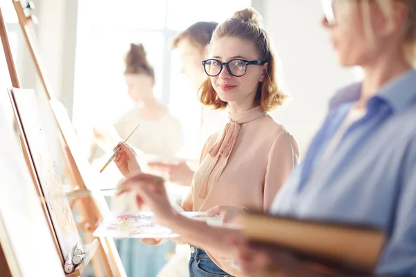 Estudiante Feliz Escuela Arte Mirando Cámara Entre Sus Compañeros Grupo — Foto de Stock