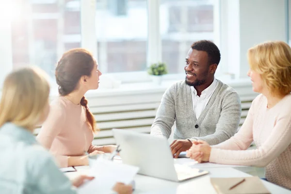 Start Vergadering Van Groep Van Managers Zitten Door Tabel Delen — Stockfoto