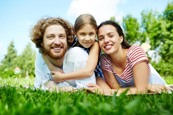 Família Feliz Pais Filha Olhando Para Câmera Enquanto Relaxa Parque — Fotografia de Stock