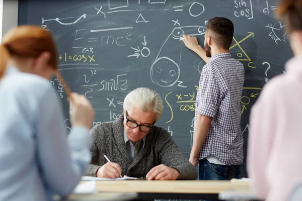 Uno Degli Studenti Scrive Con Gesso Sulla Lavagna Spiega Formula — Foto Stock