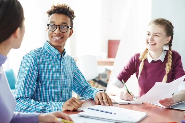 Glad Afro Amerikansk Student Att Prata Med Hans Groupmates Klassrummet — Stockfoto