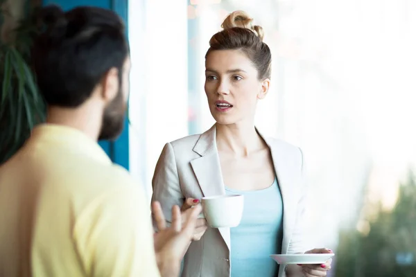 Joven Mujer Negocios Elegante Con Taza Explicando Colega Algunos Momentos — Foto de Stock