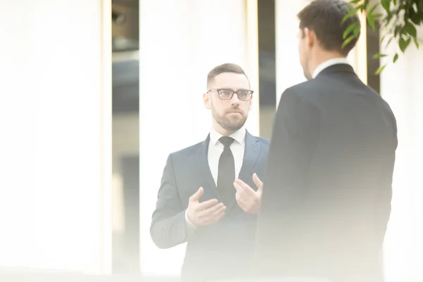 Två Unga Affärspartner Med Diskussion Kommande Event Och Detaljer För — Stockfoto