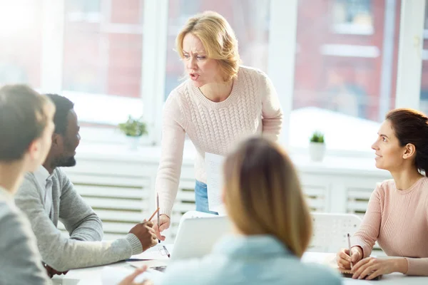 Strenge Leraar Iets Uit Leggen Aan Jonge Managers Seminar Vergadering — Stockfoto