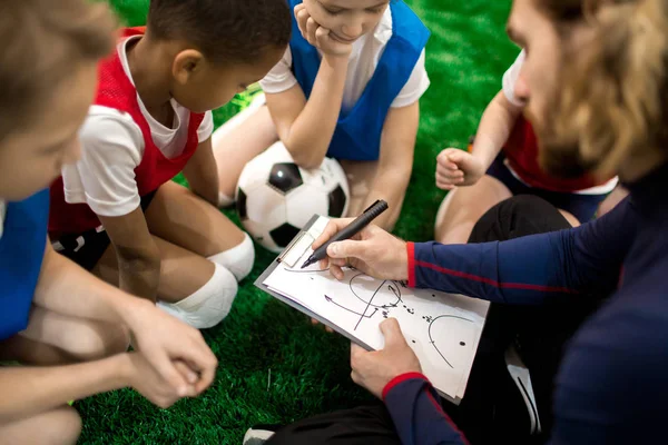 Team Boys Listening Trainer Explaining His Sketch Moving Trajectory Game — Stock Photo, Image