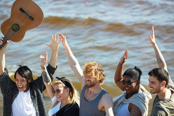 Grupo Amigos Alegres Com Mãos Levantadas Desfrutando Festa Beira Mar — Fotografia de Stock