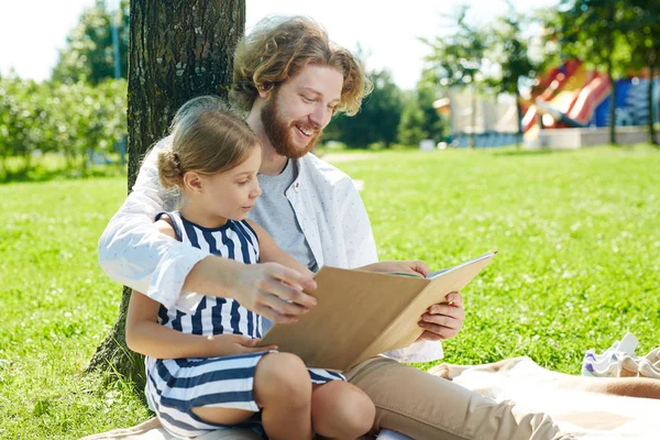 Junger Mann Mit Tochter Sitzt Unter Einem Baum Unweit Des — Stockfoto