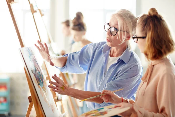 Profesora Con Experiencia Consultando Uno Los Estudiantes Sobre Pintura Durante — Foto de Stock