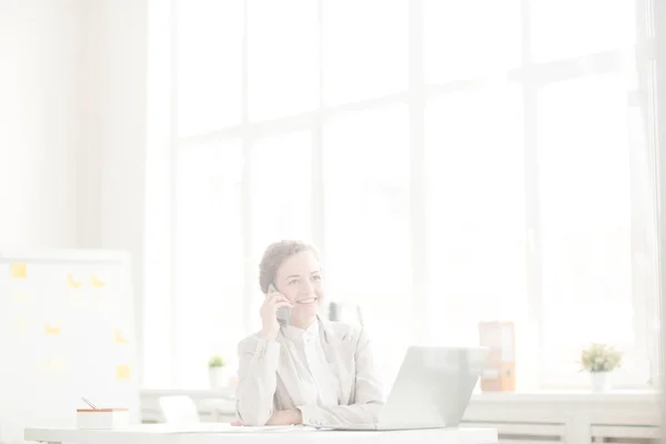 Ler Affärskvinna Med Ett Samtal Telefonen Hon Sitter Vid Office — Stockfoto