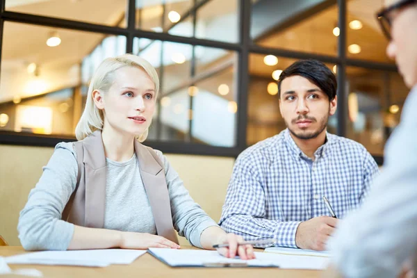 Équipe Trois Jeunes Employés Discutant Idées Projet Par Table Lors — Photo