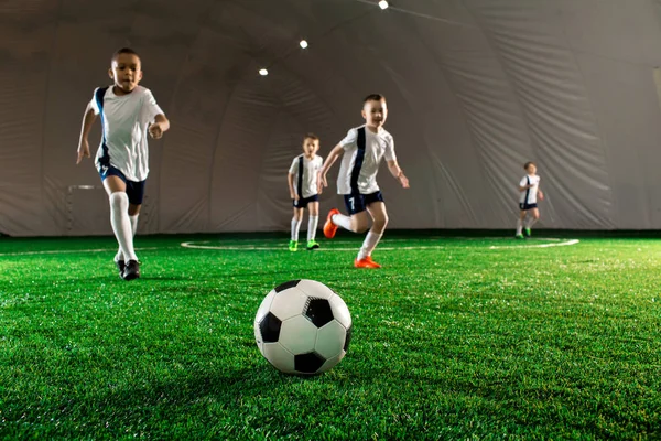 Mehrere Kleine Fußballer Rennen Mit Ball Über Das Grüne Feld — Stockfoto