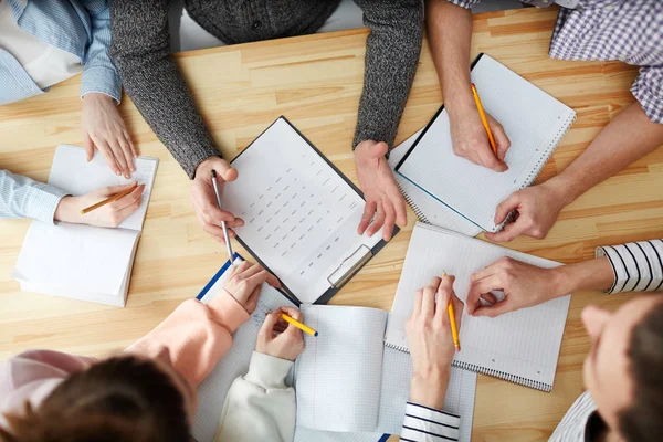 Panoramica Delle Mani Degli Studenti Che Prendono Appunti Degli Insegnanti — Foto Stock