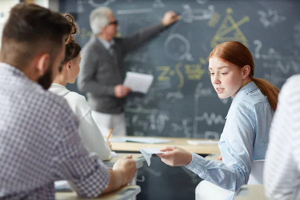 Uno Degli Studenti Passa Nota Suo Compagno Gruppo Lezione Mentre — Foto Stock