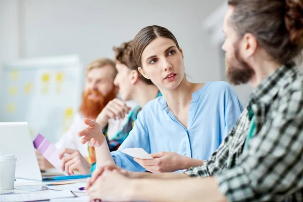 Empresaria Discutiendo Trabajo Con Colega Durante Una Reunión — Foto de Stock